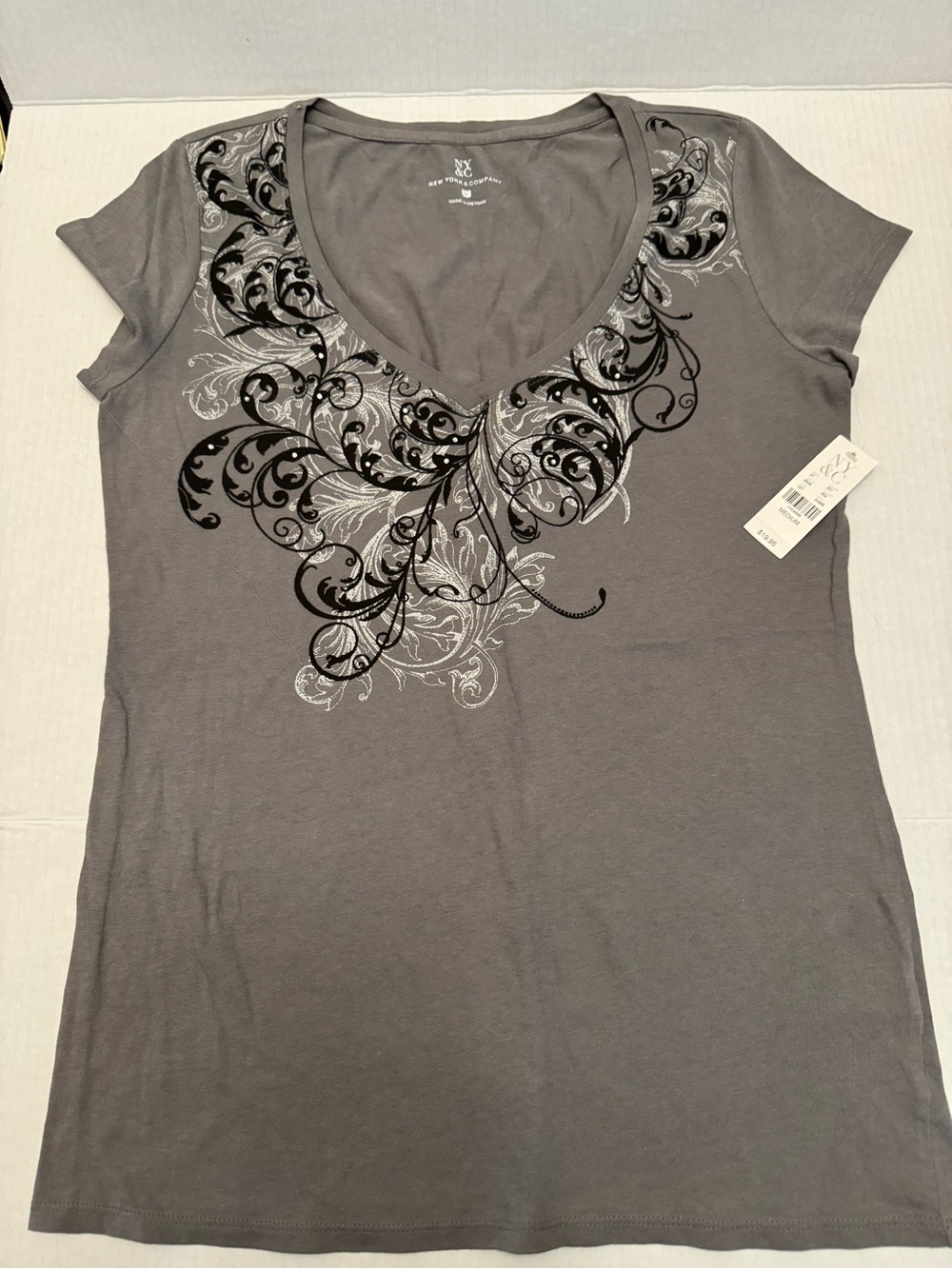 New York & Company Gray Scoop Neck Tee with Black & Silver Scroll Design